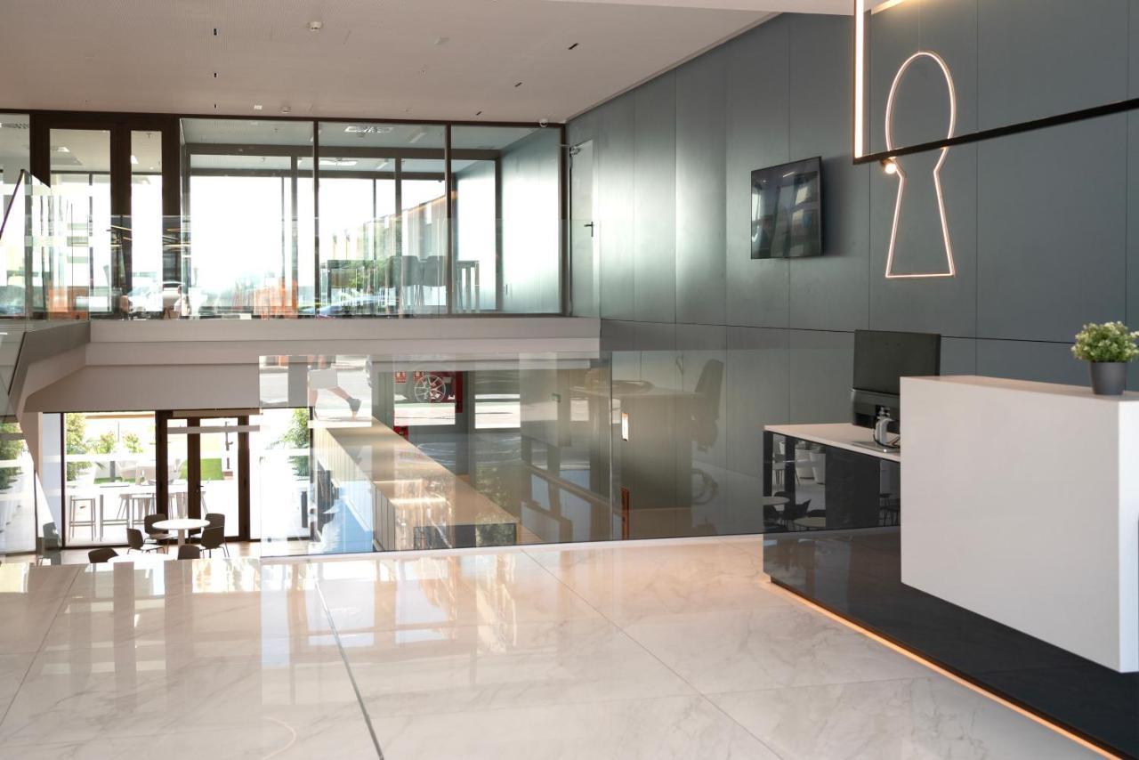 Micampus Avenida Del Puerto - Residencia De Estudiantes Apartment Valencia Exterior photo